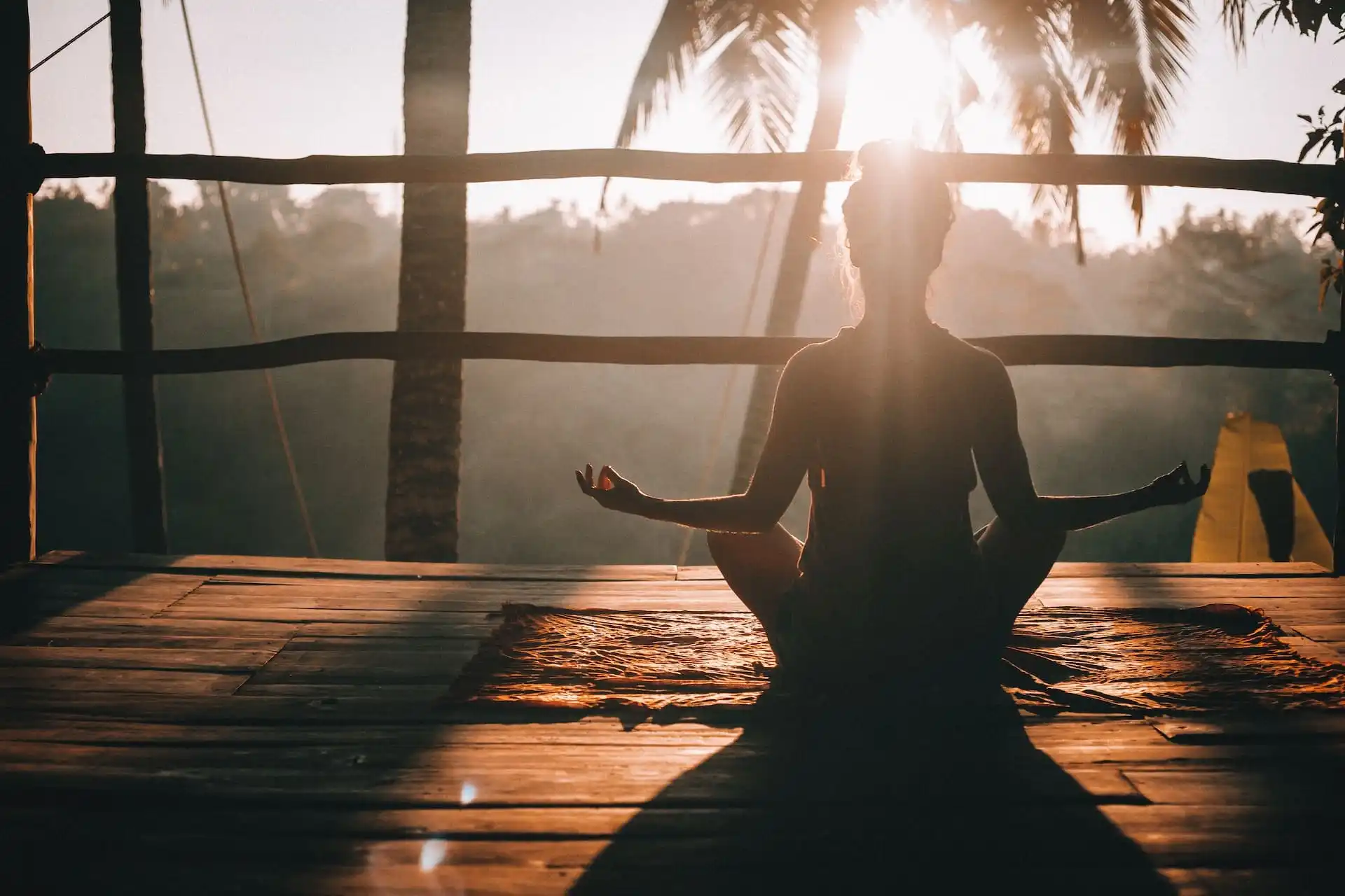 Meditação e cabelos: como o relaxamento pode transformar a saúde dos seus fios